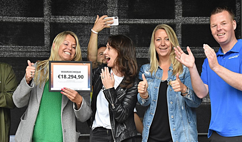 Marjolein van Zanten (links) met de cheque voor Nina Schmitz (tweede van links). | Foto: Piet van Kampen