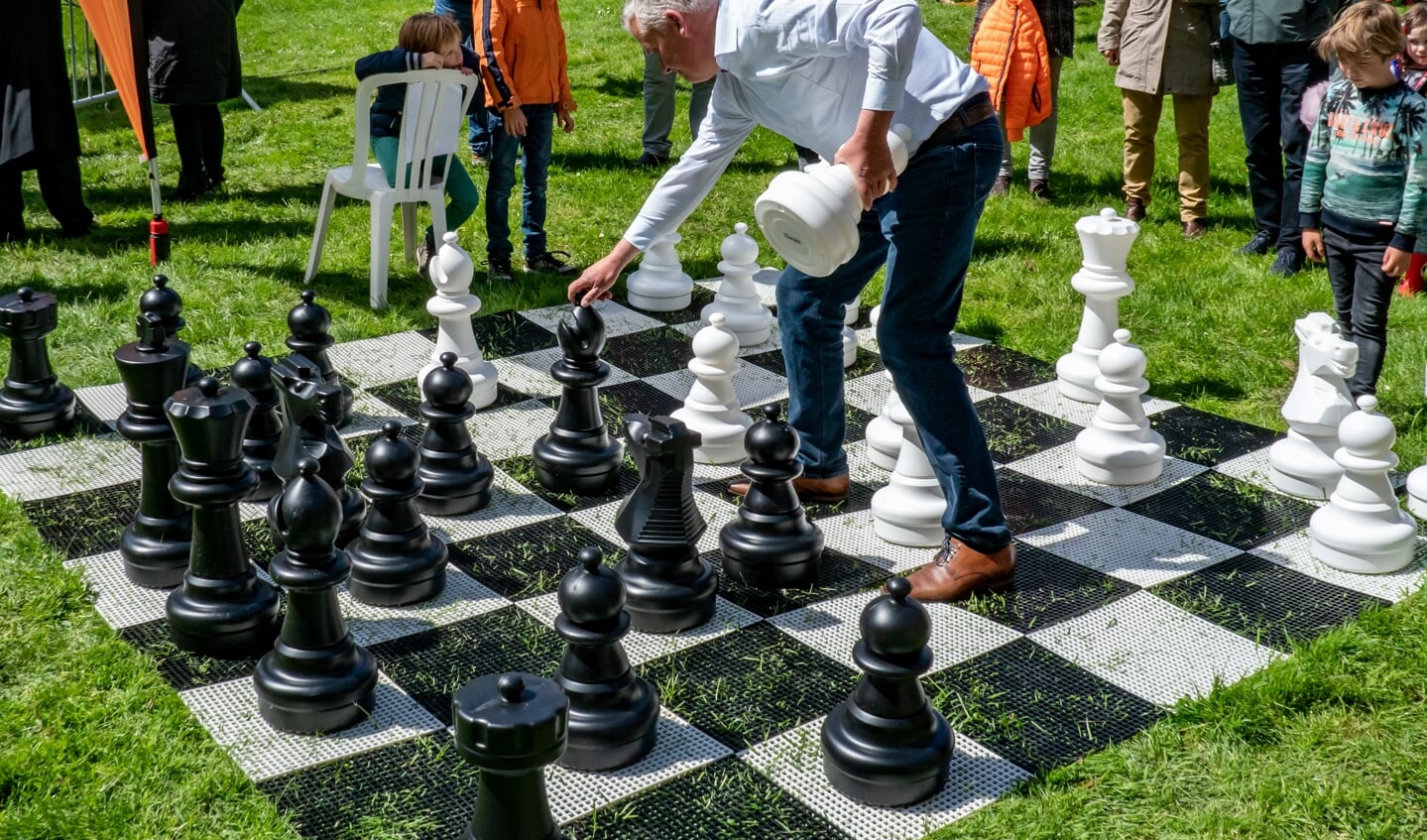 Wethouder Daan Binnendijk opent het megaschaakspel.