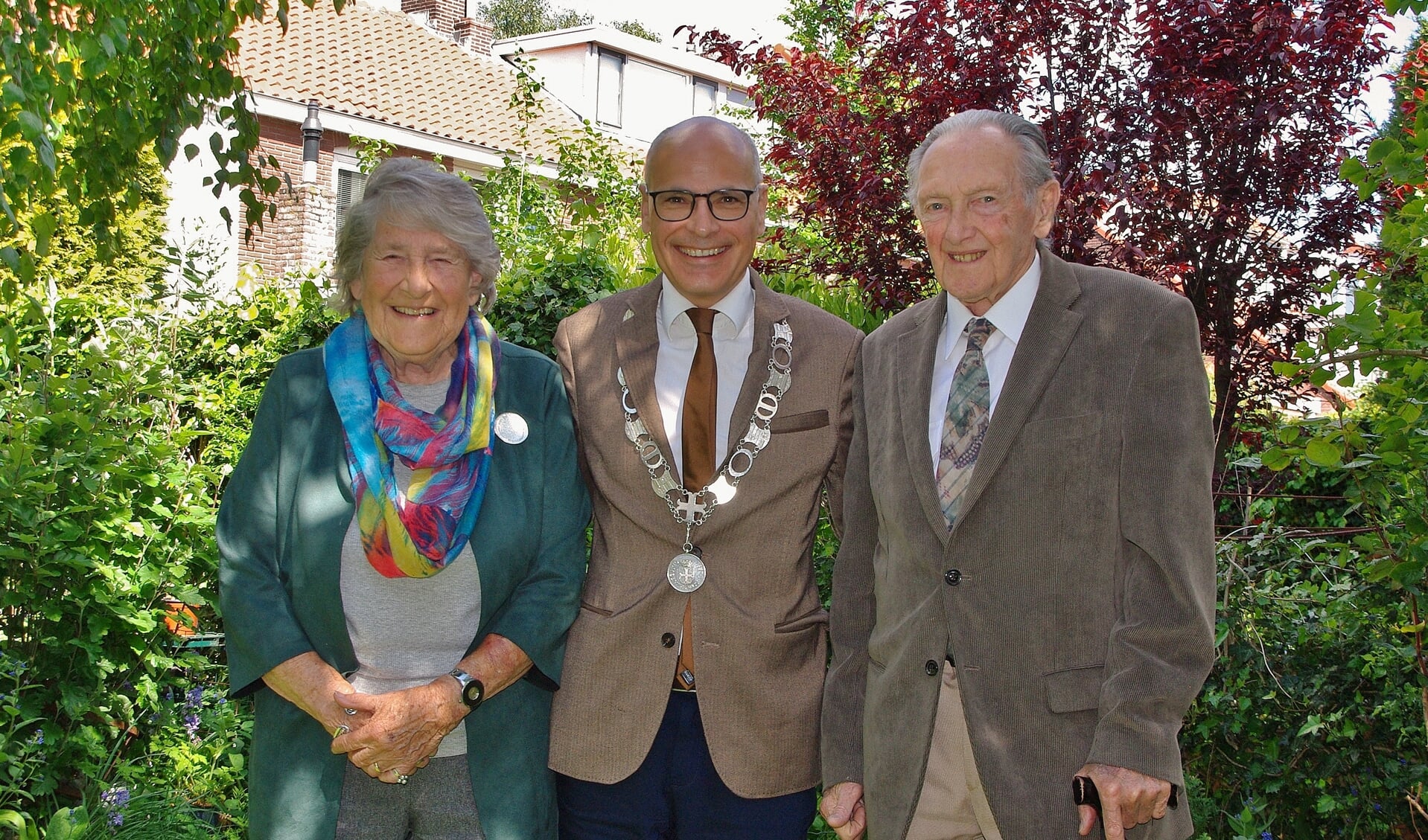 Toot en Frits Welter met burgemeester Jaensch in hun midden. | Foto Willemien Timmers