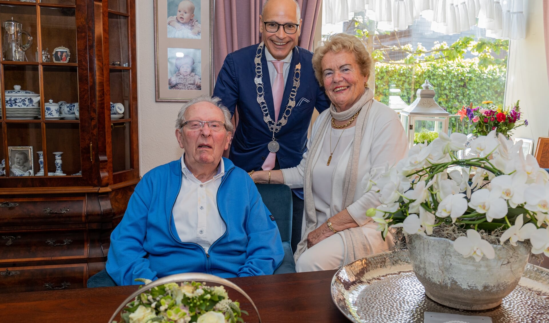 Burgemeester Emile Jaensch feliciteerd Nelly en Nico Bouwman met hun diamanten huwelijk.