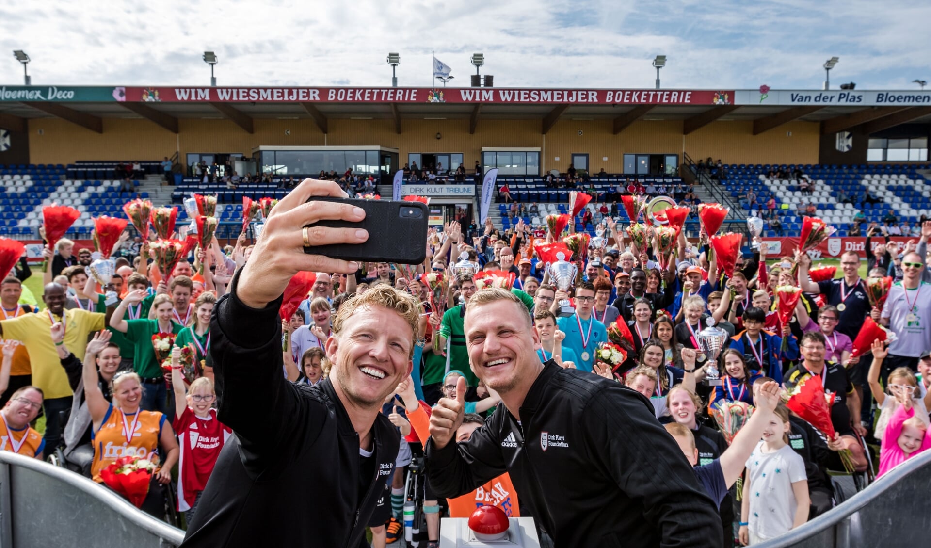 Dirk Kuyt maakt een selfie tijdens de Kampioenendag 2018 op Nieuw Zuid in Katwijk.