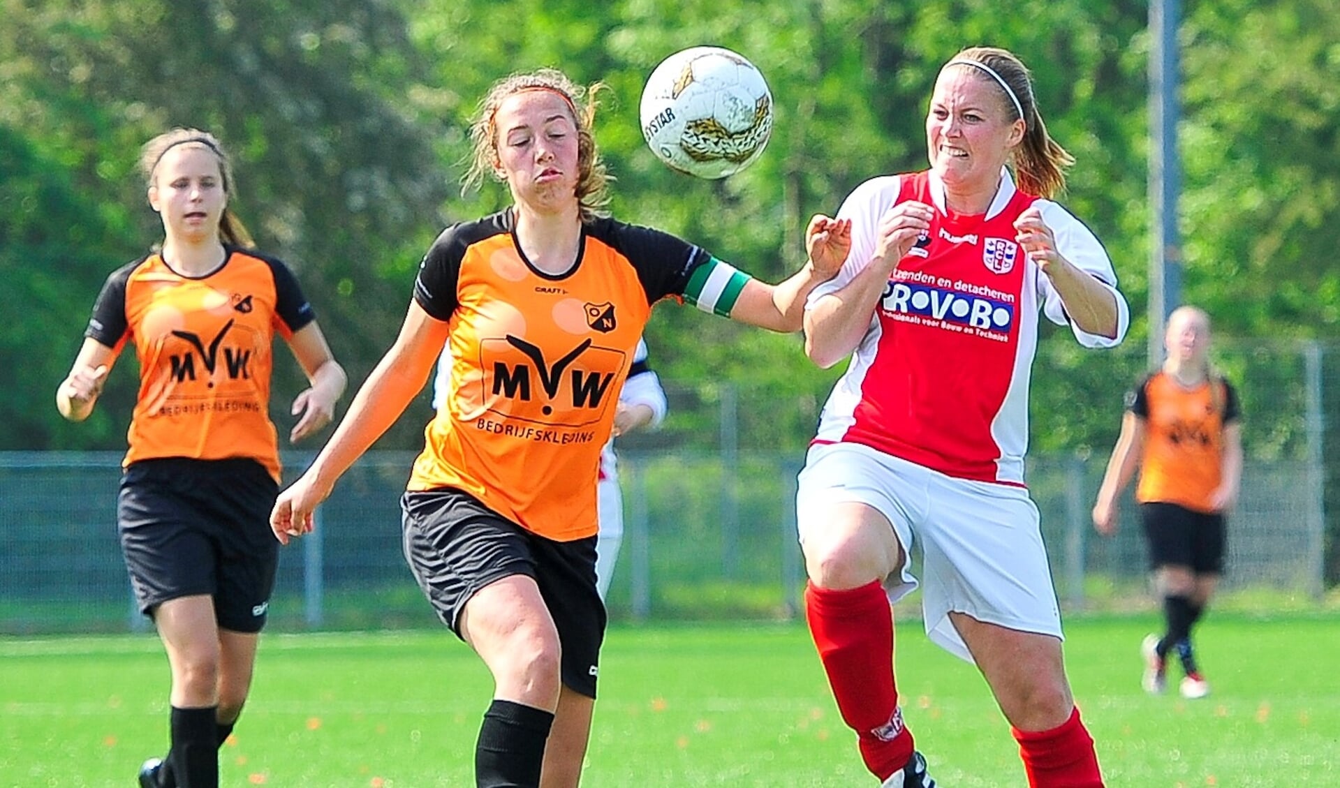 Sabine Verheul van RCL in duel met aanvoerster Sanne Beerta van Oranje Nassau.