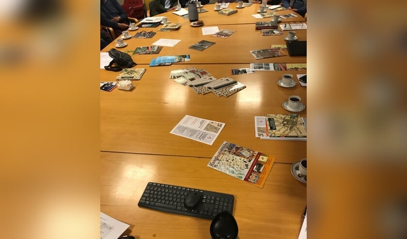 Een volle vergadertafel bij het CHG. | Foto: Jacolien van der Valk.