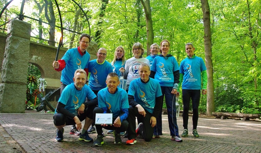De loopgroep bij het herdenkingsmonument.