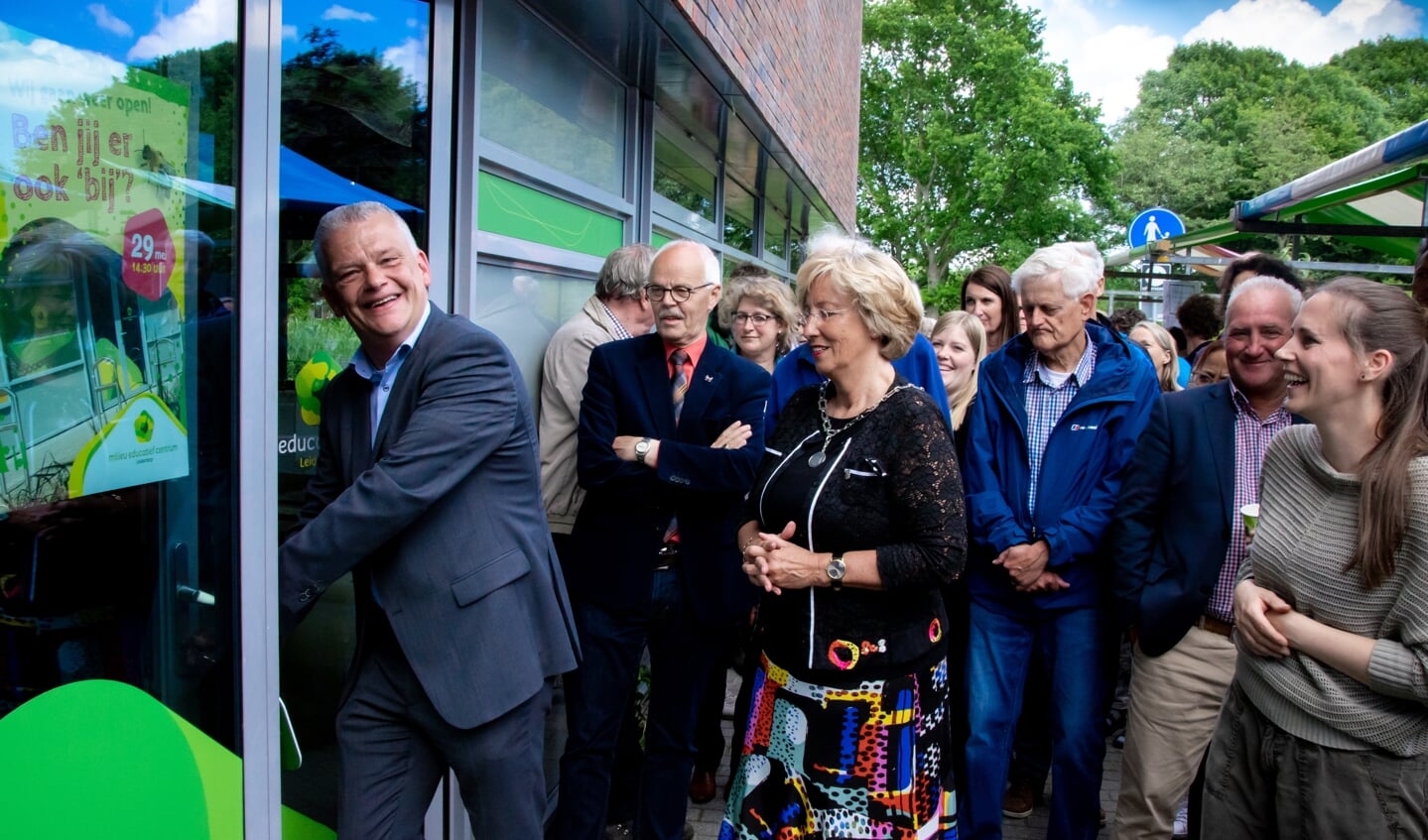 Wethouder Daan Binnendijk opent de deur van het vernieuwde MEC. 