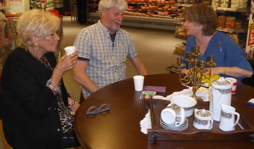 Burgemeester Jon Hermans hield bij de Dirk supermarkt spreekuur bij een kop koffie. | Foto: ina Verblaauw