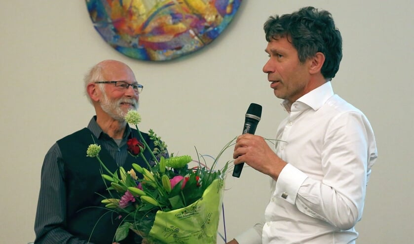 Een boeket bloemen voor verhalenverteller Ton Hetebrij.