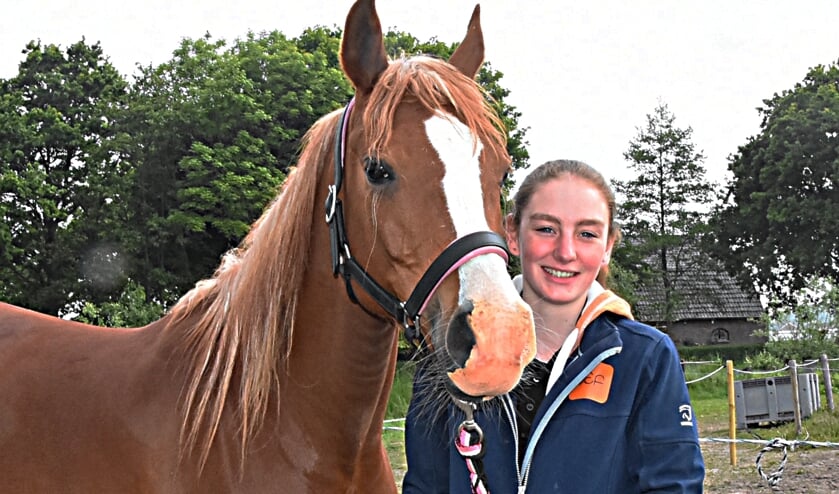Desirée met haar paard Habischa-Badia.