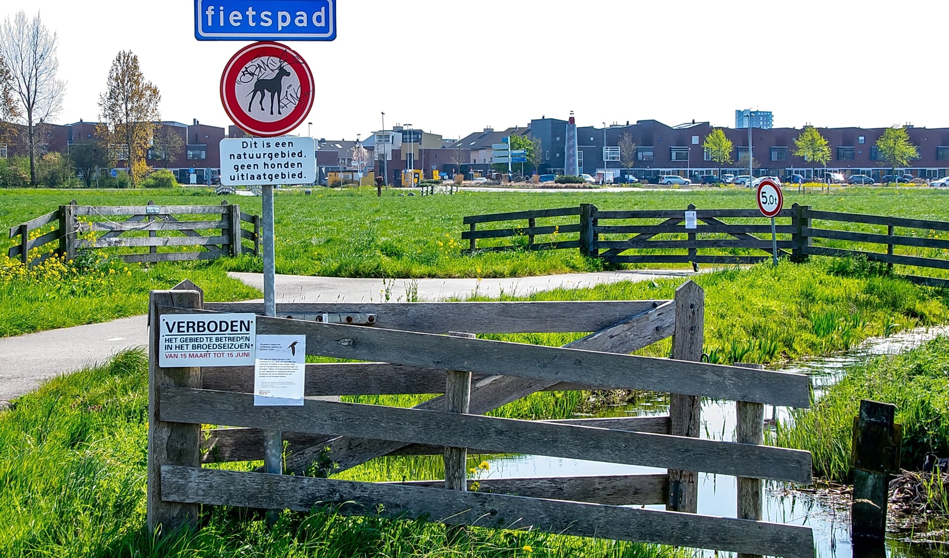 In het Leiderdorpse deel van de polder zijn de voet- en fietspaden gesloten in het broedseizoen. | Foto: J.P. Kranenburg