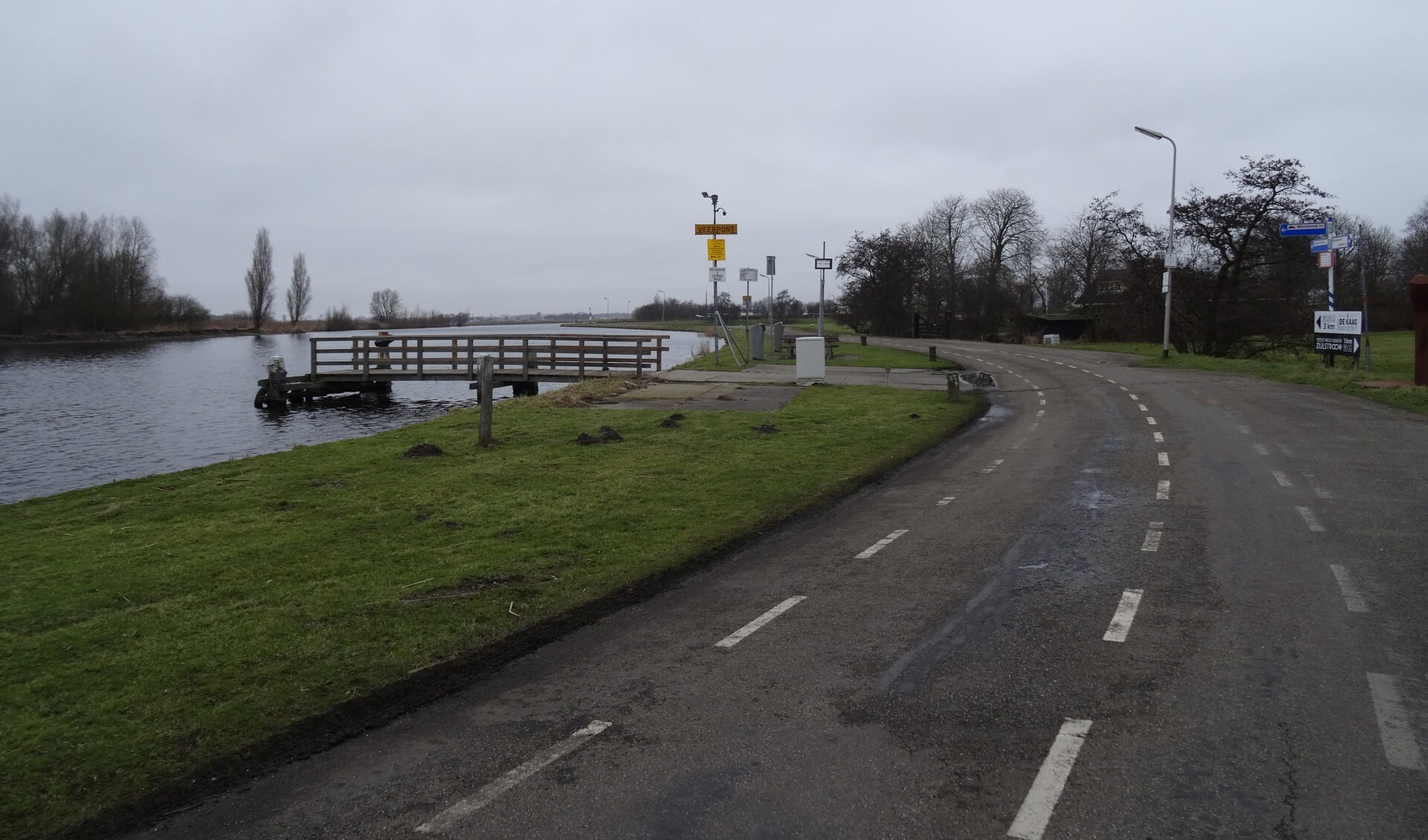 De Zijldijk ter hoogte van het fiets- en voetgangerspontje naar de Merenwijk.