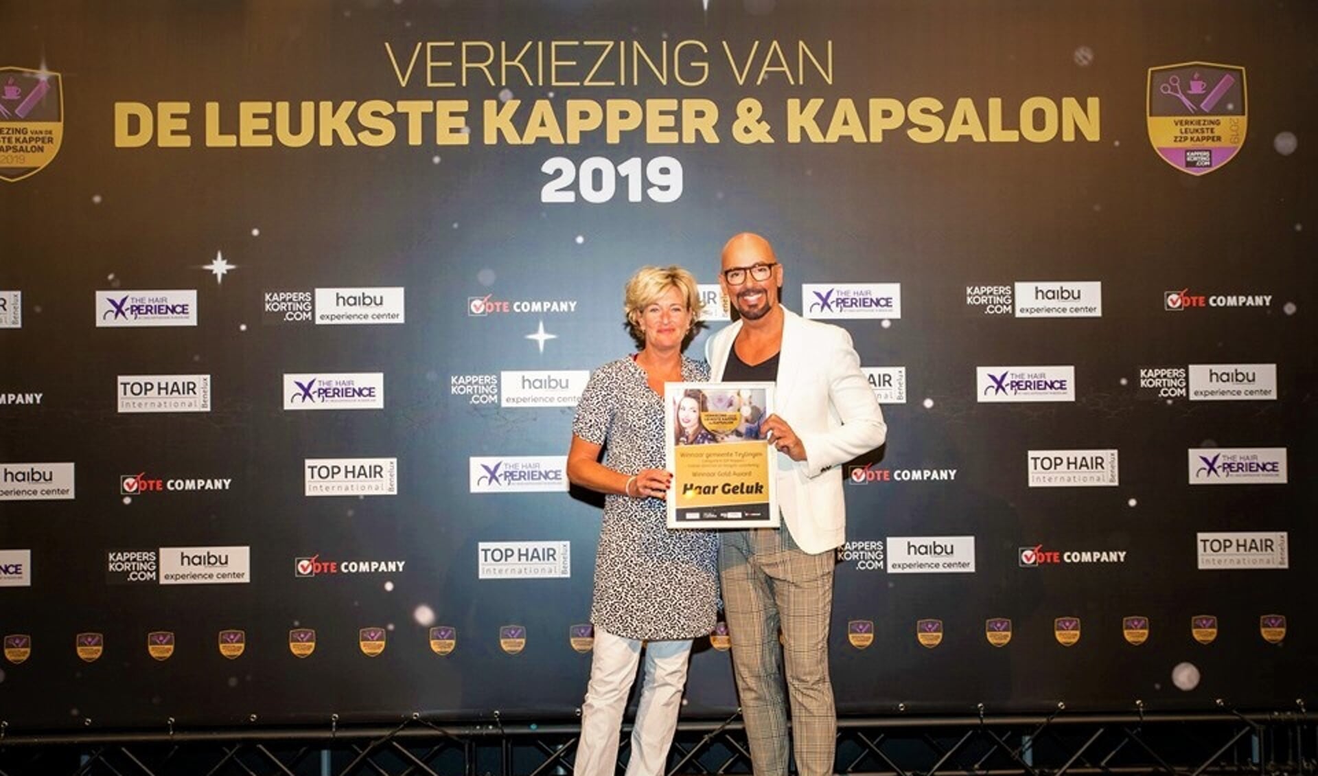 Annette Huiskamp ontvangt de Gold Award van Maik de Boer. | Foto: pr.