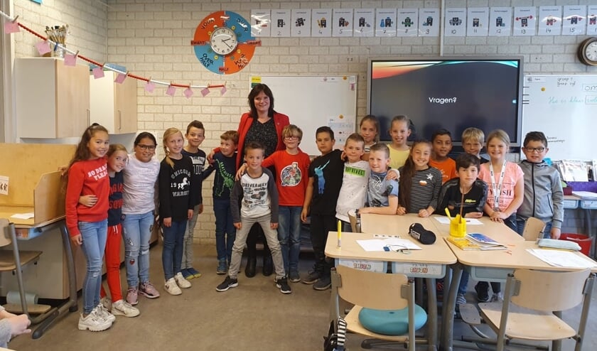Onderwijswethouder Angelique Beekhuizen met leerlingen van De Hobbit. | Foto: PR   