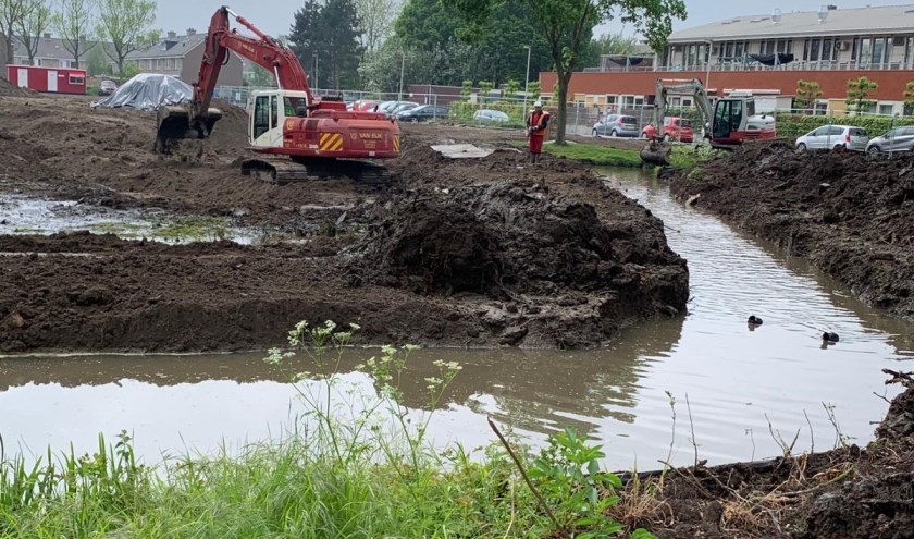 A. de Best maakte vorige week donderdag deze foto van het nu nestloze meerkoetenpaar in het overgebleven reepje water op de Driemasterlocatie.