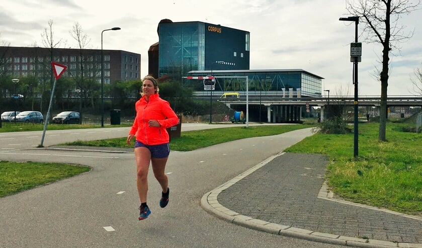 De Boerhaave-route leidt Femke ook langs Corpus. Een belangrijke link naar Boerhaave die ook hoogleraar praktische geneeskunde was. | Eigen Foto