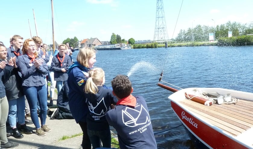 Lisanne de Winter (l.) en Lisa Meeuwissen dopen de schouw, geholpen door voorzitter Paul Scheps.