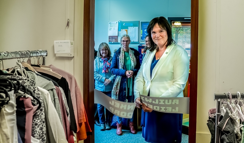 Toenmalig wethouder Angelique Beekhuizen opende de ruilwinkel in mei 2019. Op de achtergrond de eerste klanten.