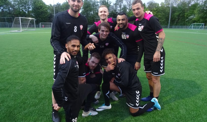 Chris van Empel (links, nr. 8) met deel van zijn team zijn klaar voor de stadsderby tegen UVS (DoCoS/pr/eigen foto)