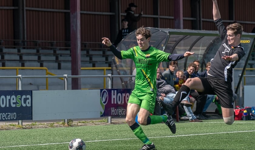 Zevenhoven zet een tackle in op Bas Nieuwenburg. Foto: lichtenbeldfoto.nl