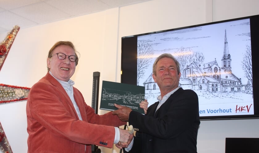 Auteur Jos Warmenhoven schenkt het eerste exemplaar van 'Verdwenen Voorhout' aan Cok van Steijn. | Foto: pr.  