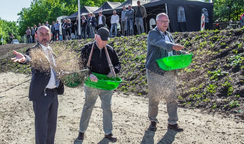 Inzaaien van de grond met zaad voor bij- en vlindervriendelijke bloemen.