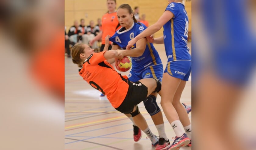 Naomi Hoogervorst (l)wordt hard aangepakt door spelers van SEW in de aanval. | Foto: pr.