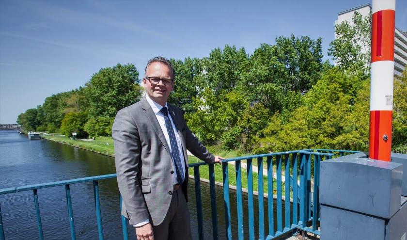 Wethouder Jacco Knape: 'Water uit kanaal is geschikt om de wijk Hoornes mee te verwarmen'. | Foto: Adrie van Duijvenvoorde