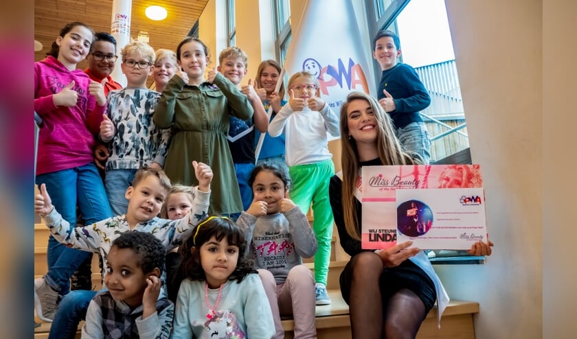 Whitley Glasbergen met een aantal leerlingen van de PWA die haar hebben geholpen geld in te zamelen voor de LINDA-foundation. | Foto: J.P. Kranenburg