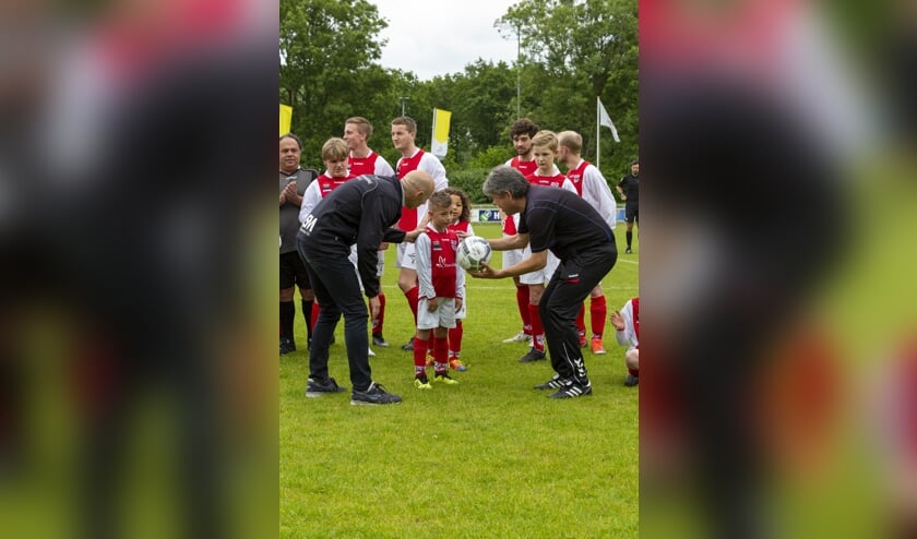 Adis Bibuljica krijgt een voetbal met de handtekeningen van alle spelers van RCL 1.