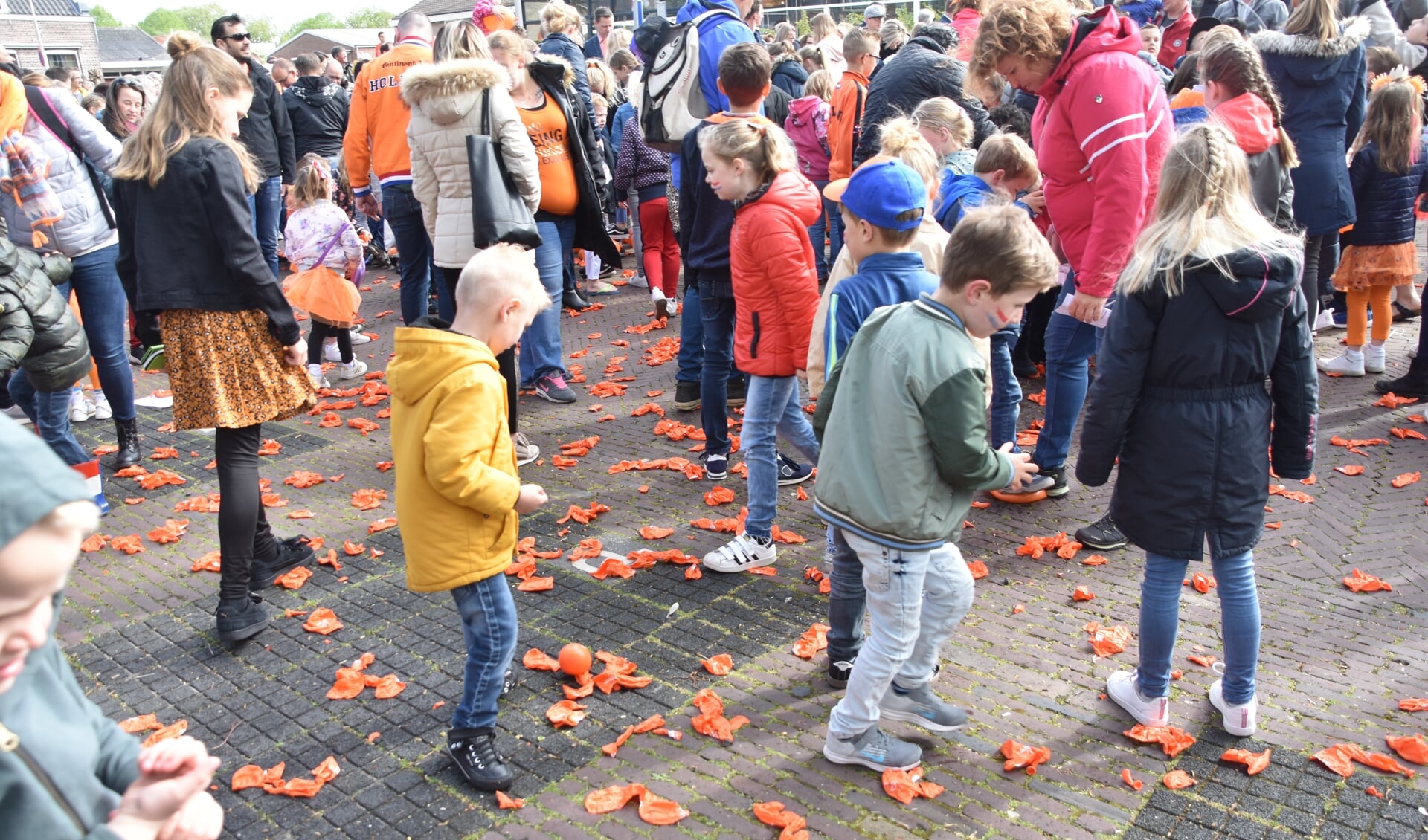 Geen ballon-oplaten maar ballontrappen afgelopen Koningsdag in Rijnsburg. | Foto: CvdS