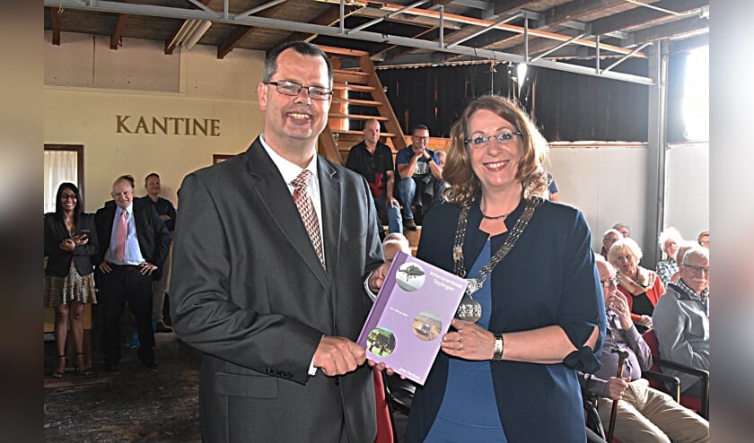 Auteur Joep Derksen overhandigt het eerste Veteranenboek Teylingen aan burgemeester Breuer. | Foto: Piet van Kampen