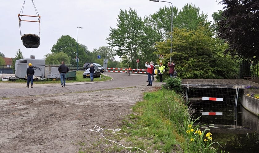 Een 15 ton zware kraan van Verschoor takelde op kosten van de gemeente Oegstgeest twee boten uit de afgesloten Pastoorswetering.
