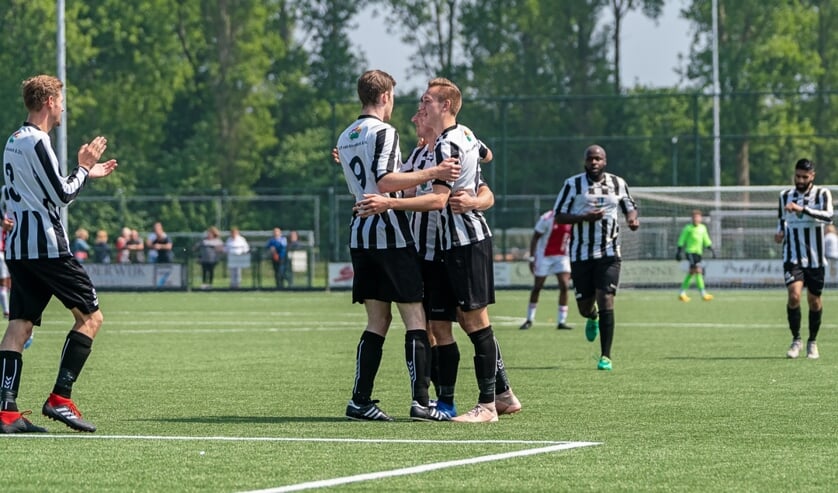 Een feestje bij het doelpunt (1-1) door Wesley Haasnoot. | Foto: Johanna Wever