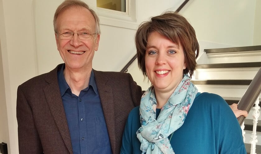 Wethouder Jan Nieuwenhuis met sociaal makelaar Sietske Steenbergen.