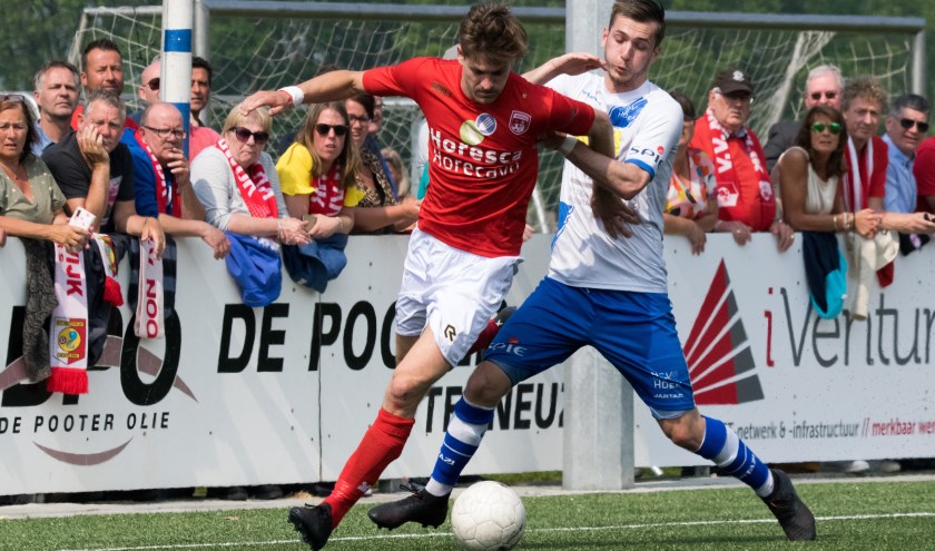 Tjeerd Westdijk in gevecht met Gianni Tiebosch van Hoek. | Foto: OrangePictures