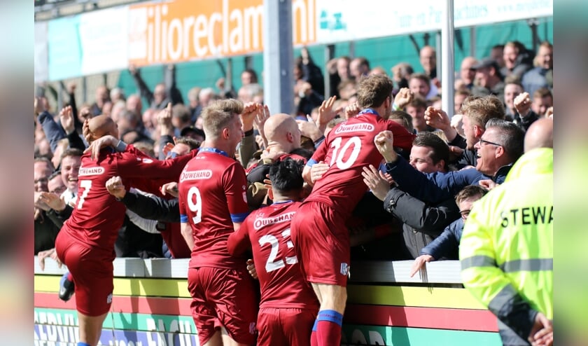 De ontlading was compleet na het winnende doelpunt. | Foto: OrangePictures