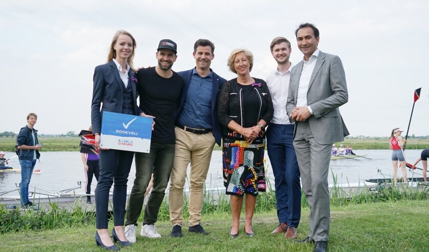Asopos penningmeester Hester Spronk toont het bord Rookvrij. Naast haar v.l.n.r. Olympisch goud winnaar Mark Tuitert, LOV-voorzitter Didos van Dam, burgemeester Laila Driessen, voorzitter Thomas Disseldorp van de zakencommissie van Asopos en directievoorzitter Erik Versnel van de Rabobank Leiden-Katwijk.