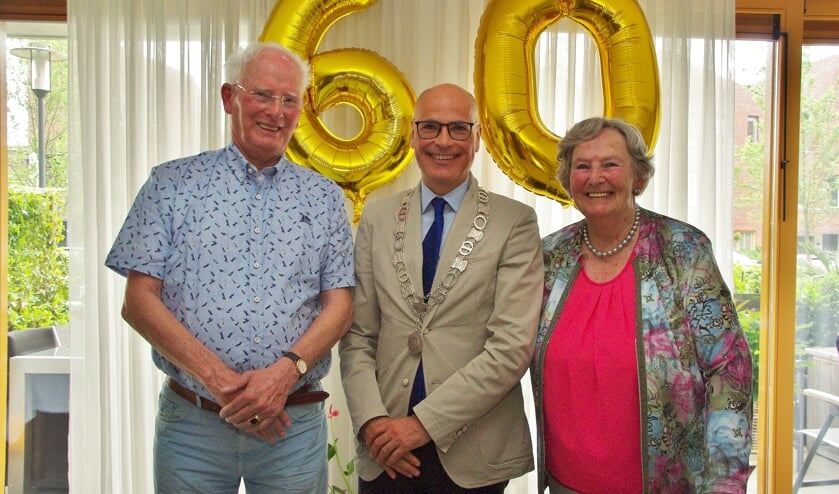 Peter en Janny Meijer werden gefeliciteerd door burgemeester Emile Jaensch.