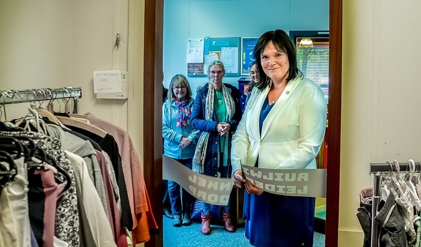 Wethouder Angelique Beekhuizen opent de ruilwinkel. Op de achtergrond de eerste klanten.