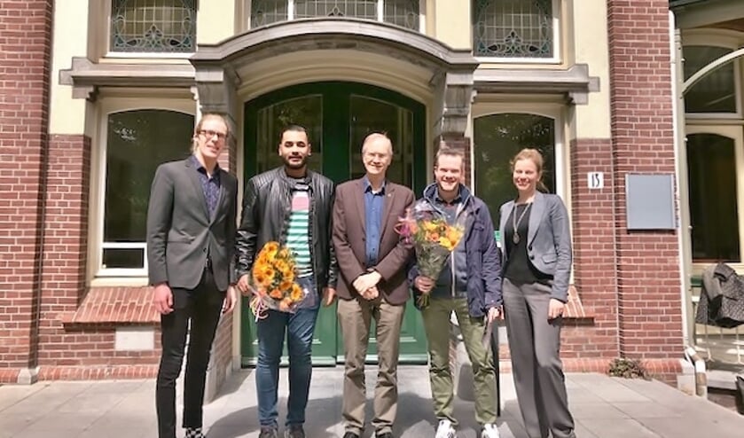 Wethouder Jan Nieuwenhuis (midden) en projectleider Eleonora Paauwe bedankten Marnix van Eerde en Omar Kashkoul voor hun inzet met een mooie bos bloemen.