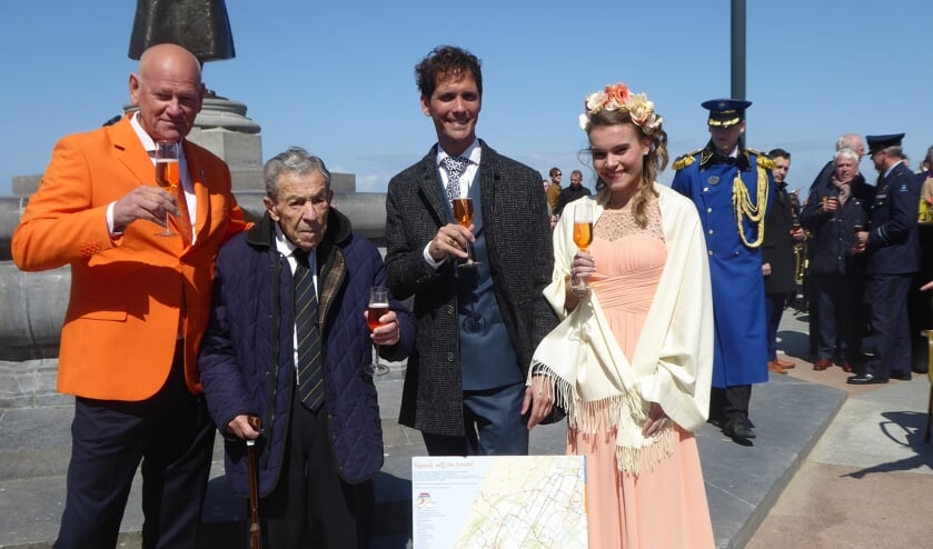 Eddy Jonker opende de Bevrijdingsroute, in het bijzijn van de bloemenkoningin, Roberto ter Hark en initiator John Asselbergs. | Foto: Ina Verblaauw