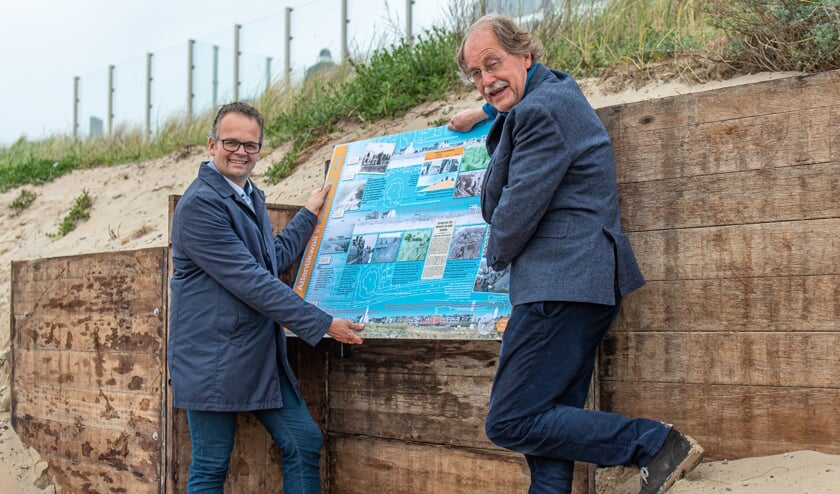 Wethouder Jacco Knape (links) en voorzitter Jack VlielandDUNAatelier plaatsen het informatiebord.