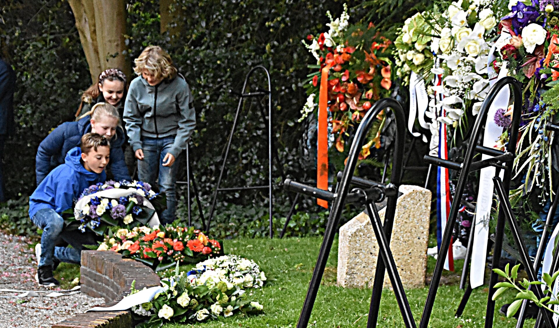 Schoolkinderen brengen een bloemengroet aan de oorlogsslachtoffers. | Foto en tekst: Piet van Kampen