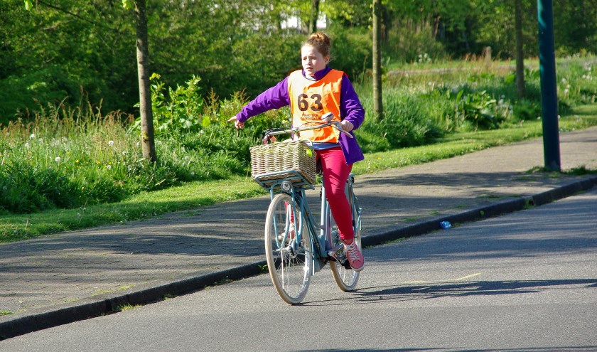Op 16 mei rijden leerlingen in oranje hesjes heel geconcentreerd hun examenrit. | Archieffoto Willemien Timmers