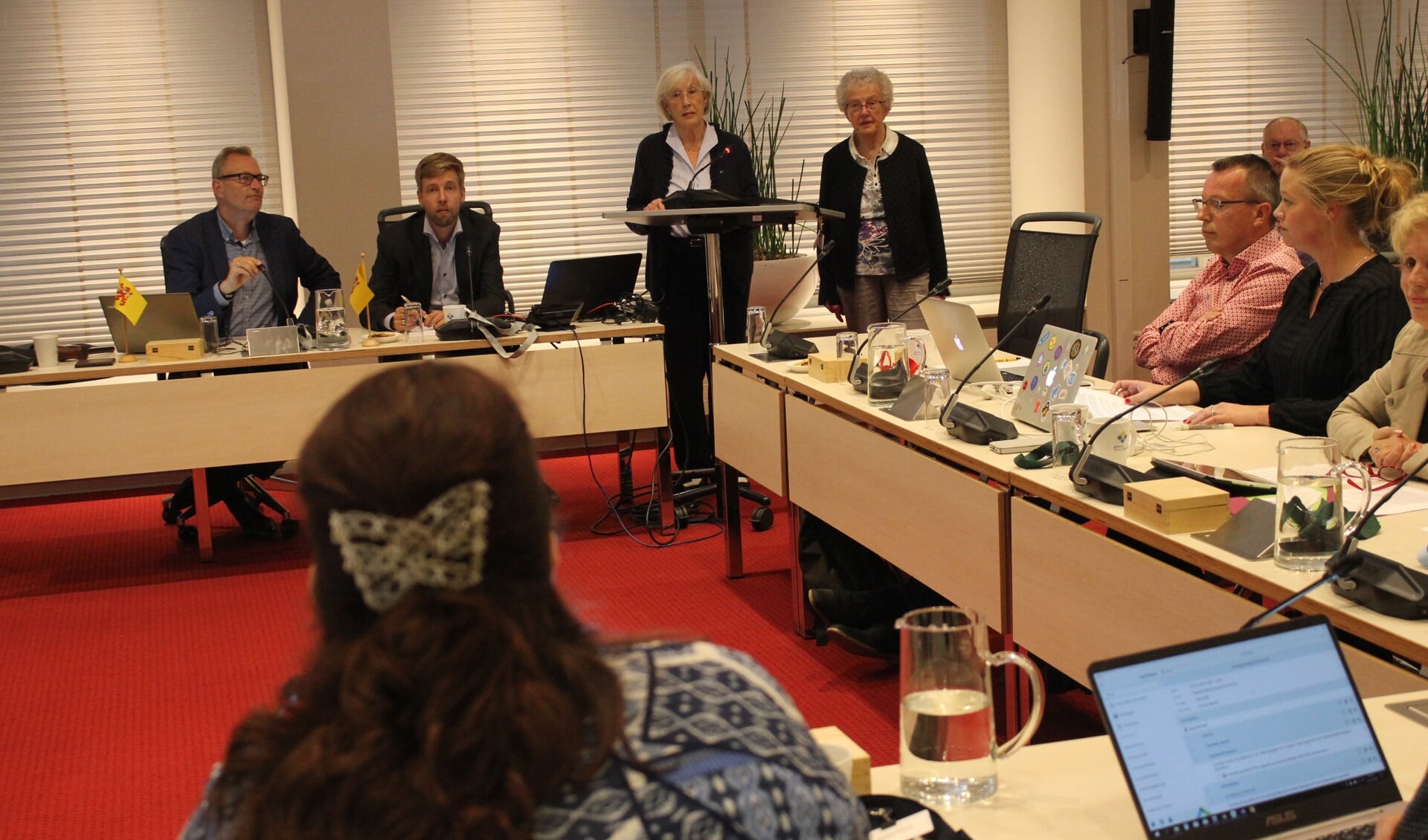 De woordvoersters Hamersma en Haasnoot pleiten in de commissie voor een blijven in de Agnes van de ouderengym.