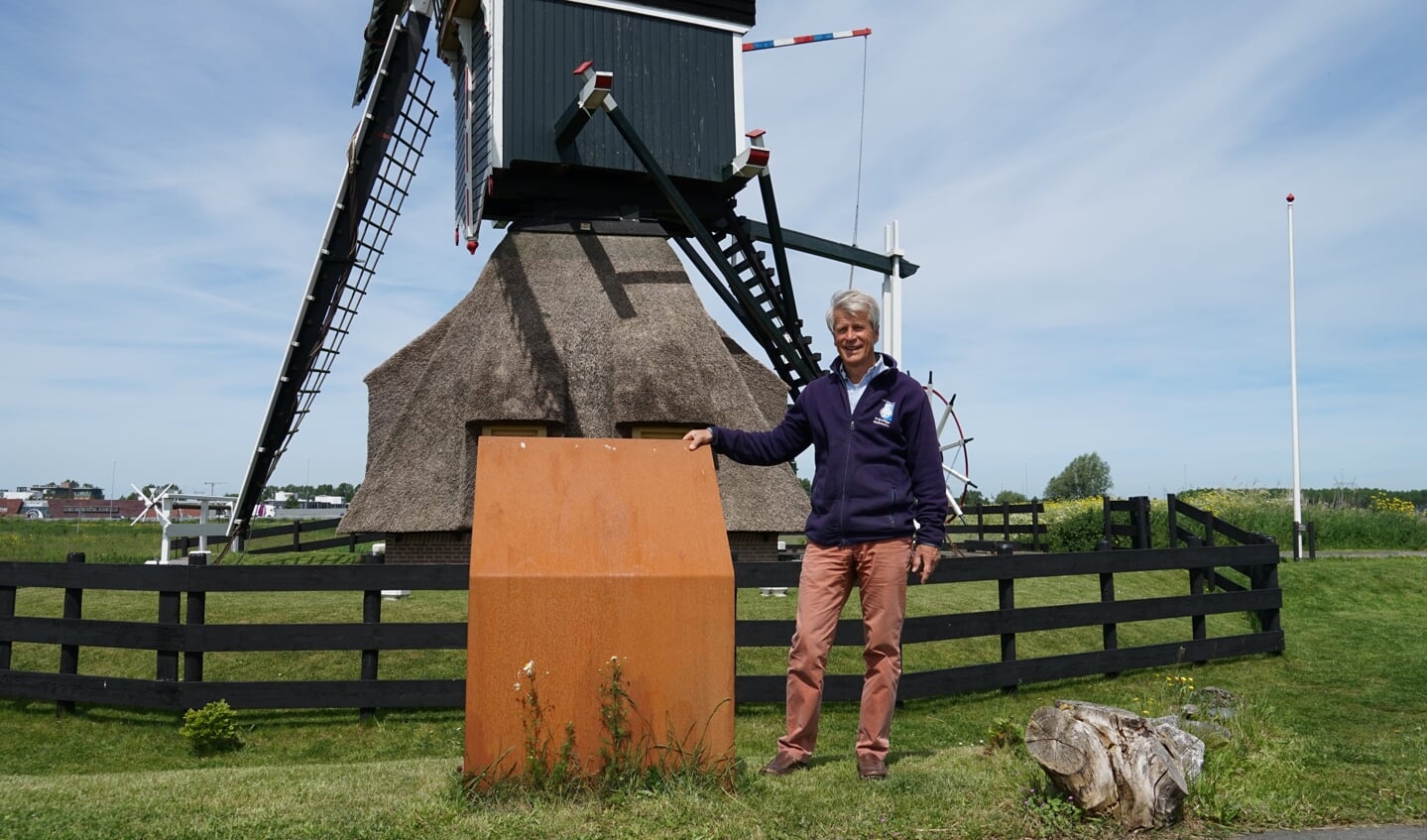 Erik Kopp bij de nu nog kale ijzeren plaat waarop een informatiebord over de Munnikkenmolen moet komen.