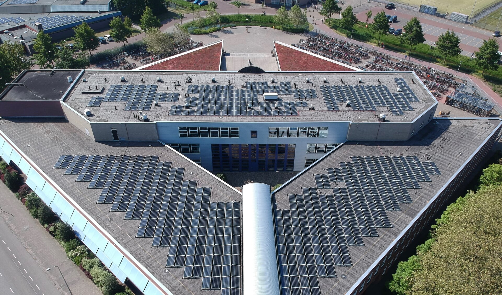 De 640 zonnepanelen op het dak van het Rijnlands Lyceum zorgen voor 70 procent procent van de gewenste elektriciteit. | Foto: pr.