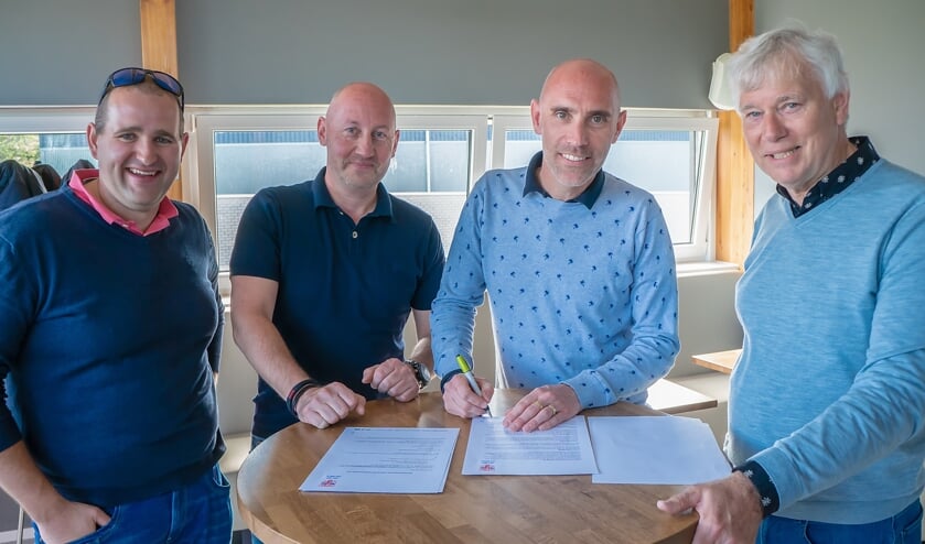 V.l.n.r. Marc de Sitter (lid sponsorcommissie), Rene van Giezen (bestuurslid RCL), Ronald Barendse en Dick van der Bijl.