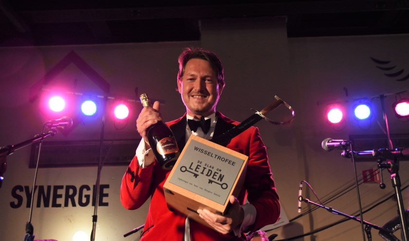 Voorzitter Thijs Hemmes met de trofee voor winnaar De Clercq advocaten die al naar huis was. | Foto: Emile van Aelst.