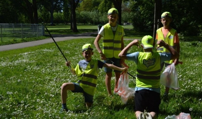 Een van de groepen van de Beestenbende Van links naar rechts Sem, Roza, Jesse en Bram. Zij ruimen maandelijks op in de Oranjewijk.