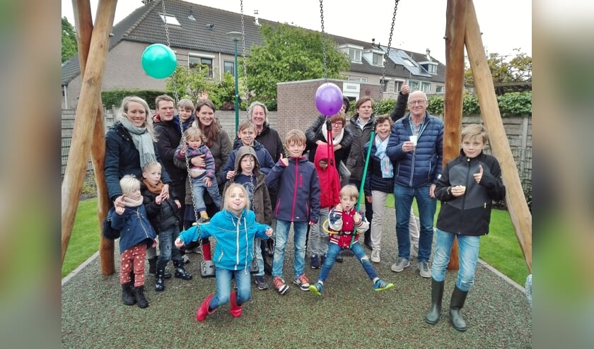 Woensdag 8 mei openden de buurtbewoners van de Annie MG Schmidtlaan en de Morselbellaan de opgeknapte speelplek in hun buurt.